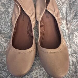 Women’s lucky brand Tan ballet flats size 8.5